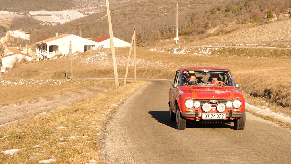 Poul og Carl Hellmers i den skønne natur i Provence
(Foto: Viggo Johansen, rallypics.dk)